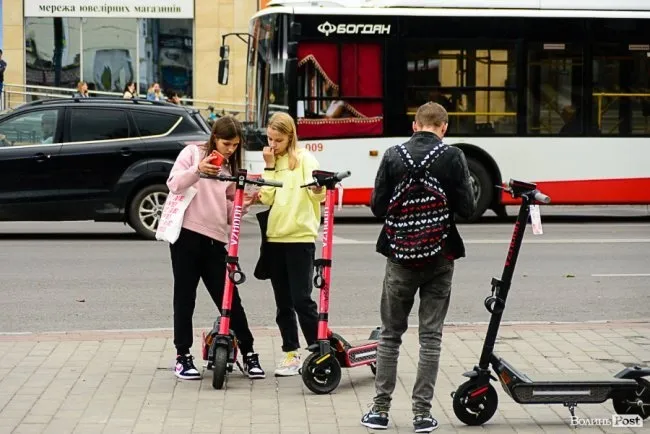 У Луцьку пропонують жорсткіше контролювати електросамокати