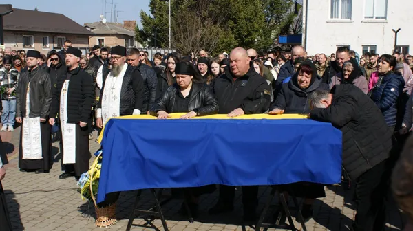 Врятована на фронті кішка Монка сиділа на труні: на Волині попрощалися з 23-річним азовцем «Фоксом» (фото)