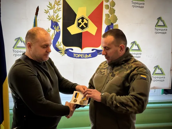 «Сталеву Сотку» нагородили медалями за оборону Торецька (фото)