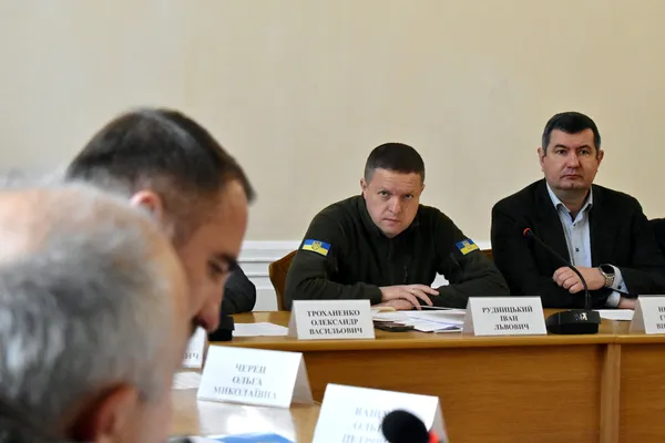 Укриття, система оповіщення та «тривожні кнопки» у закладах освіти: голова ОДА Іван Рудницький провів велику нараду