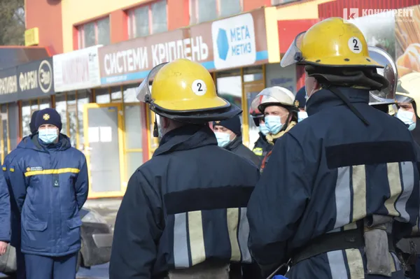 Швидка, пожежники і поліція: що трапилося біля «Нової лінії» у Луцьку (фото)