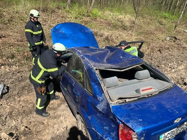 У Луцькому районі легковик злетів у кювет і декілька разів перекинувся (фото)
