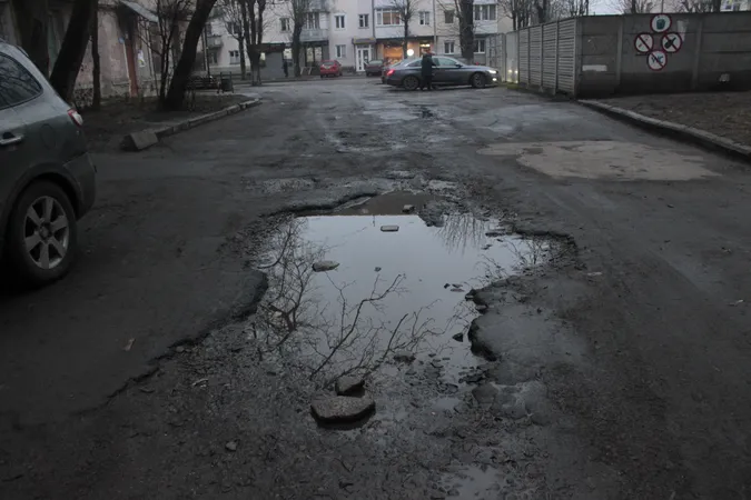Комунальники перерили луцький двір, а місто не хоче його ремонтувати (фото)