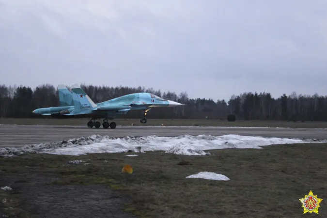Російські бомбардувальники Су-34 прилетіли до Білорусі (фото)