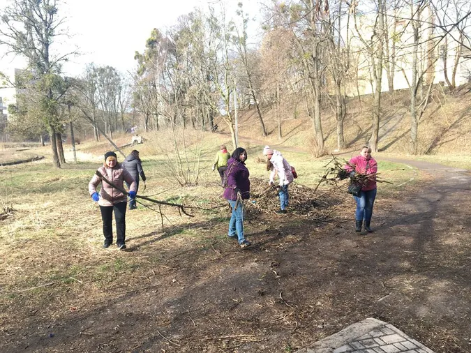 Луцьк прибирають до свят: комунальники і молодь вийшли на толоку (фото)