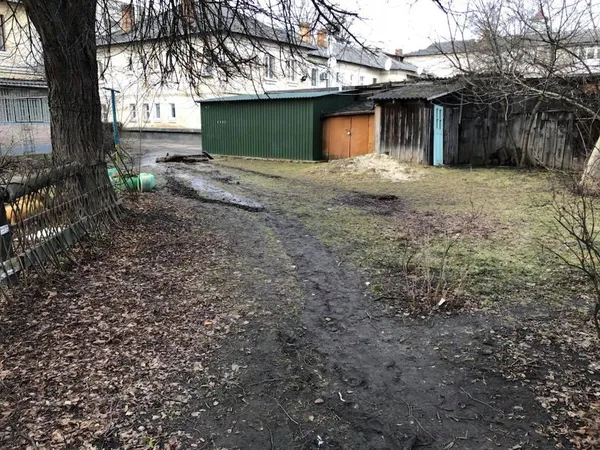 Двори у центральній частині Луцька потопають у багнюці (фото)