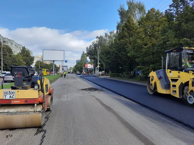 На проспекті Соборності в Луцьку вкладають новенький асфальт (фото, відео)