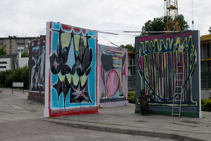 «Двоюрідна земля»: польський художник створив графіті у Луцьку в знак дружби з Волинню (фото)