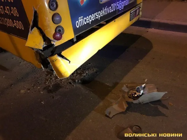 У Луцьку легковик врізався в маршрутку та втік (фото)