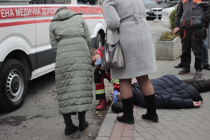 У центрі Луцька швидка забрала непритомного чоловіка: подробиці (фото)