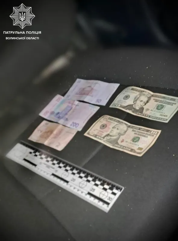 30 доларів і 252 гривні: у Луцьку вночі п'яний мотоцикліст хотів підкупити копів
