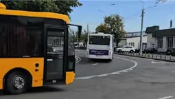 У гонитві за пасажирами порушують ПДР: лучани скаржаться на «перегони» автобусів у Луцьку (відео)