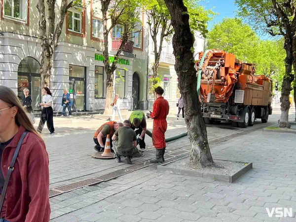 У Луцьку чистять дощоприймачі: що знаходять у смітті (фото)