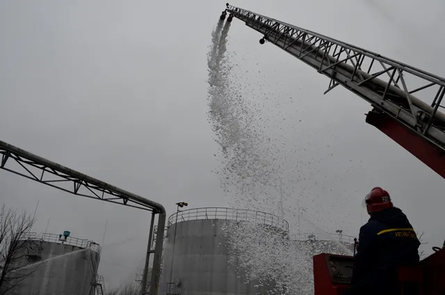 Рятувальники залили водою і піною нафтобазу у Луцьку (фото)