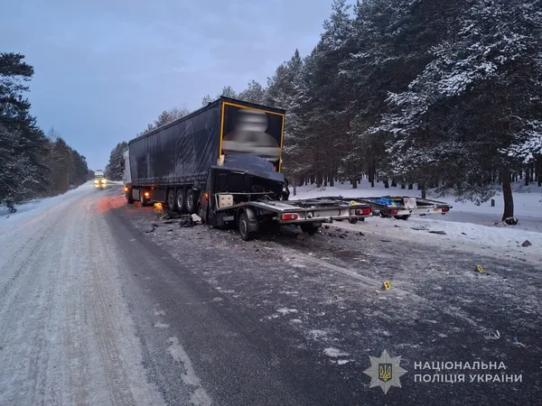На Волині – смертельна ДТП: водій Renault Master зіткнувся з вантажівкою (відео, фото)
