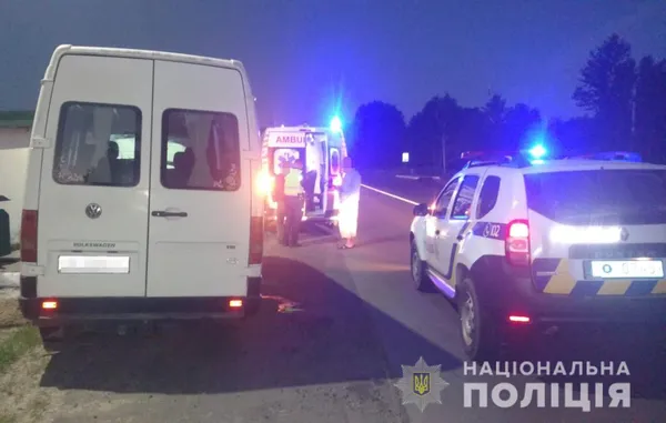 На Волині авто в’їхало в зупинку – постраждав 15-річний хлопець (фото)
