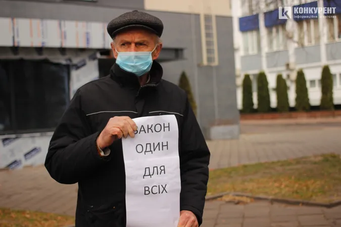 Луцькі зоозахисники пікетували управління поліції: що вимагали (фото)