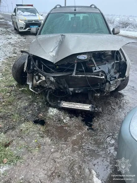 ДТП біля Луцька: Ford зніс електроопору та паркан (фото)