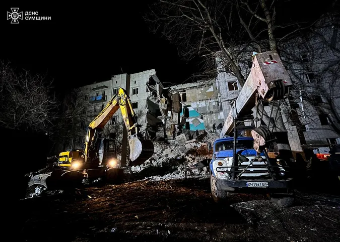 У Глухові під завалами на місці ворожого удару загинули 12 людей (фото)