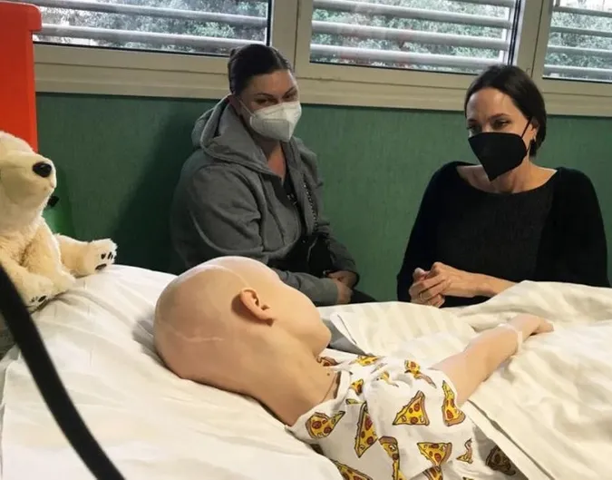 Анджеліна Джолі відвідала маленьких українців у лікарні Італії  (фото)