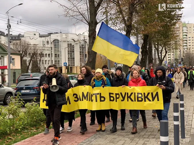 «Бюджет належить громаді»: у Луцьку молодь вимагала від влади більше витрачати на армію (фото)
