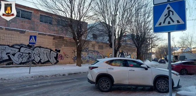 У Луцьку муніципали покарали водіїв, які залишили автівки на переходах (фото)