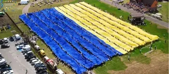 Офіційно в Книзі рекордів: найбільший прапор України розгорнули на Волині (відео)