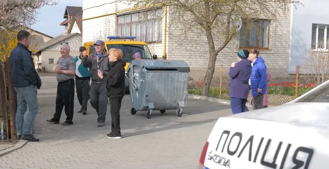 У селі під Луцьком люди забарикадували газовиків у дворі: що там коїться (відео)