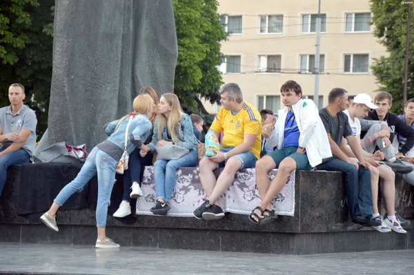 Мер-прогнозист та сотні вболівальників: як лучани підтримували збірну України з футболу (фото)