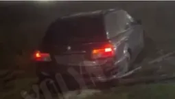 Водій зник: у Рованцях BMW зніс зупинку та злетів у кювет (відео)