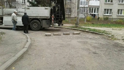 Лучани самостійно встановлюють обмежувачі руху на місці демонтованих (фото) 