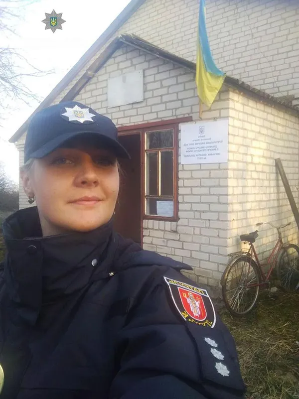 Що робить поліція на виборчих дільницях (фото)