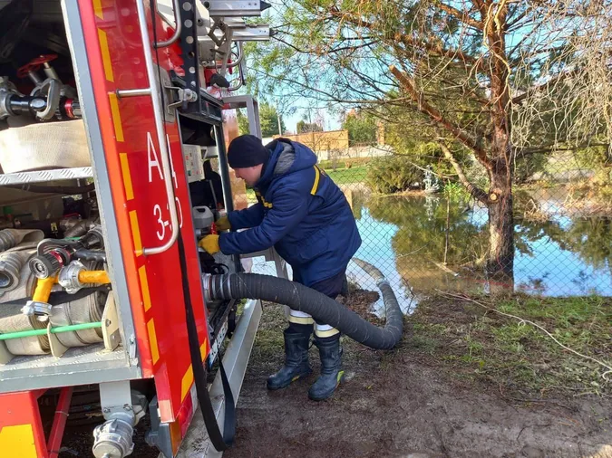 На Волині рятувальники в одному місці лили воду, а в інших – відкачували (фото)