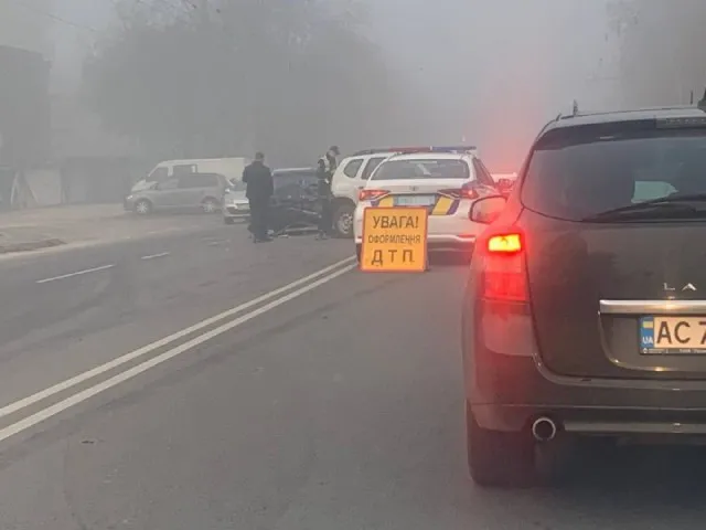Біля АЗС у Луцьку – подвійна ДТП, є постраждалі (відео)