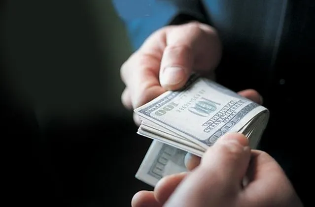 На Волині поліцейський вимагав у водія 200 доларів хабара