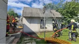 Через димар та коротке замикання: на Волині за добу спалахнули дві будівлі (фото)