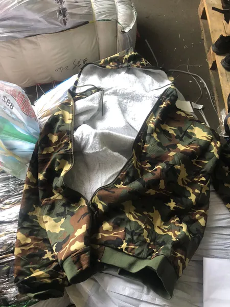 У Луцьку затримали партію сорочок і светрів майже на мільйон гривень (фото, відео)