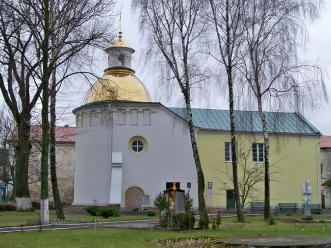 Лучанка поскаржилася на ями біля церкви (фото)