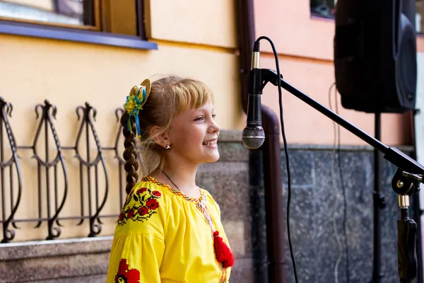 Біля луцької книгарні читали вірші просто неба (фото)