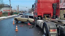 Фура протаранила припарковане авто: деталі ранкової ДТП у Луцьку (фото, відео)