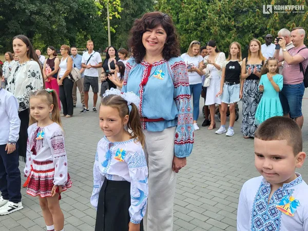 1 вересня у луцькому ліцеї №10: лінійка для першачків та випускників (фото)