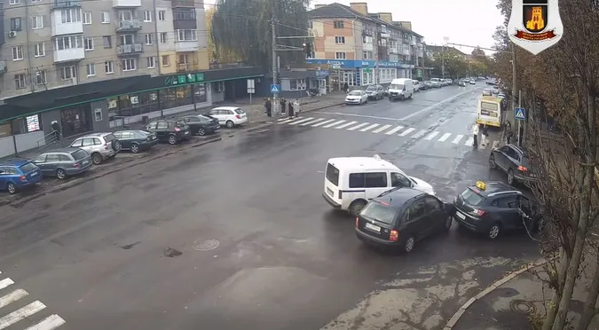 Показали момент зіткнення трьох автівок біля лікарні у Луцьку (відео)