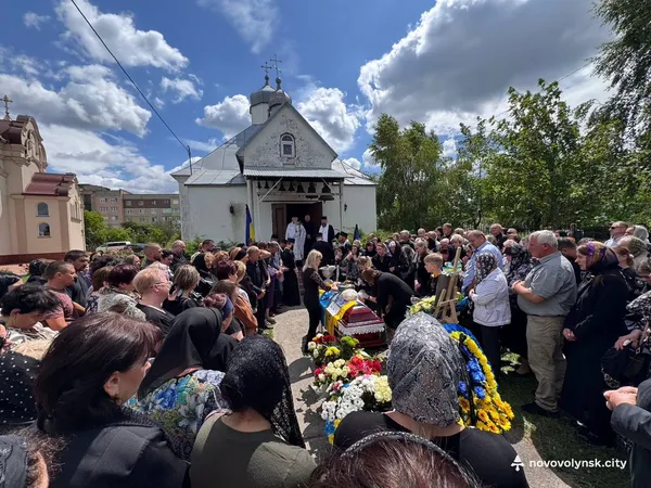 У Нововолинську попрощались з полеглим майором поліції Сергієм Тлумачем (фото)