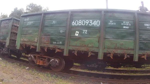 На Волині у потязі з рудою знайшли 14 ящиків із сигаретами (фото)