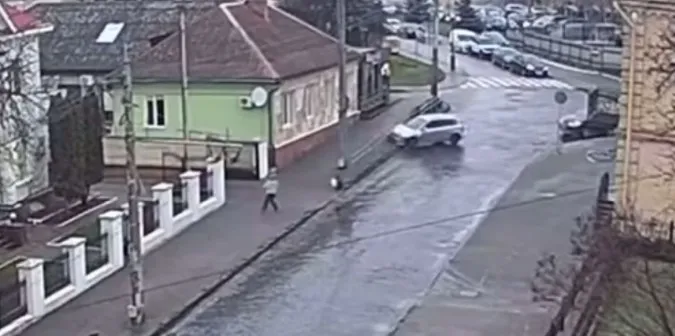 Містична аварія: у Луцьку авто без водія врізалося у металевий паркан (відео)