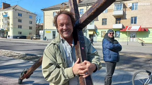 Американець Кіт Віллер несе хрест через Луцьк: чому він це робить (фото)