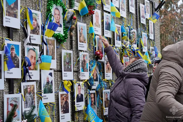 У Володимирі накрили символічний різдвяний стіл для полонених та зниклих безвісти (фото)