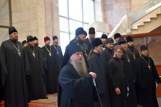 До Волинської ОДА прийшли священники «Московського» патріархату (фото)