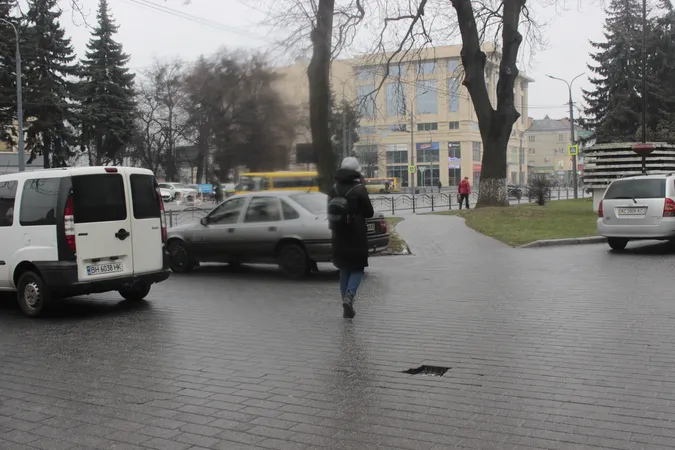 Ожеледиця у Луцьку: місто ледь тримається на ногах (фото)