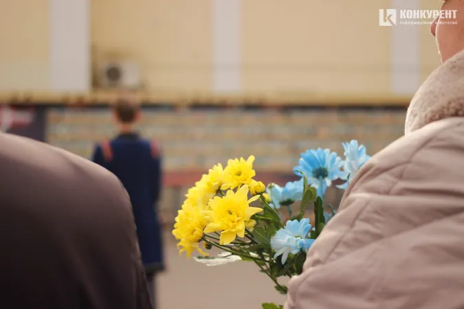 Квіти та сотні людей: у Луцьку вшанували пам'ять героїв Небесної Сотні (фото, відео)
